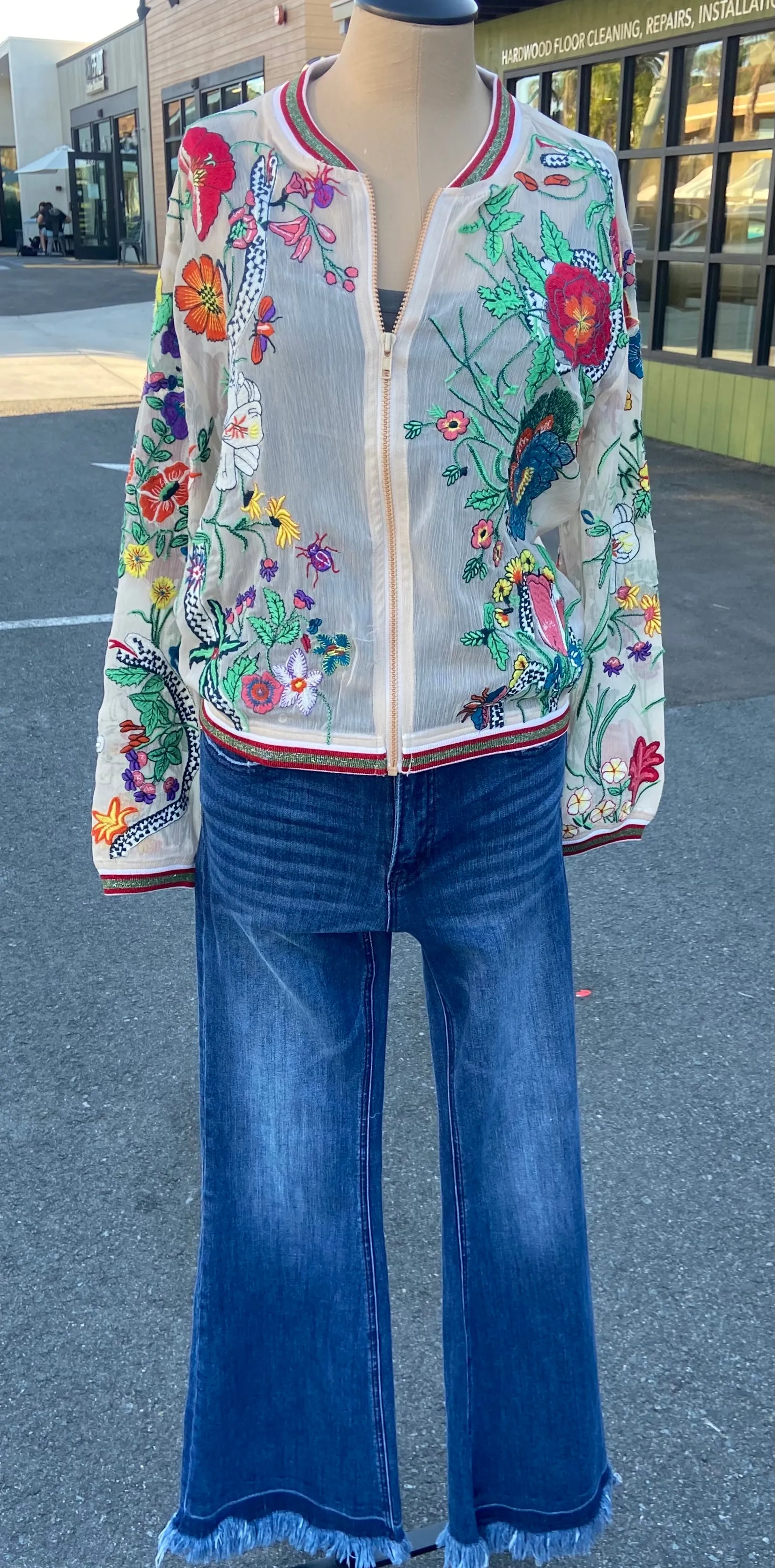Elegant Belleza Embroidered Cream Jacket